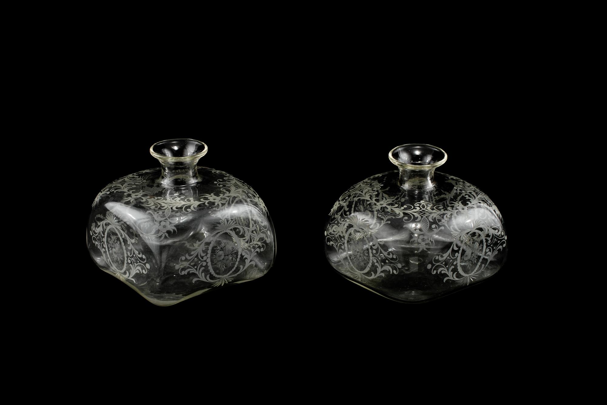 FLASKOR, 2 st snarlika, glas, omkring sekelskiftet 1900.