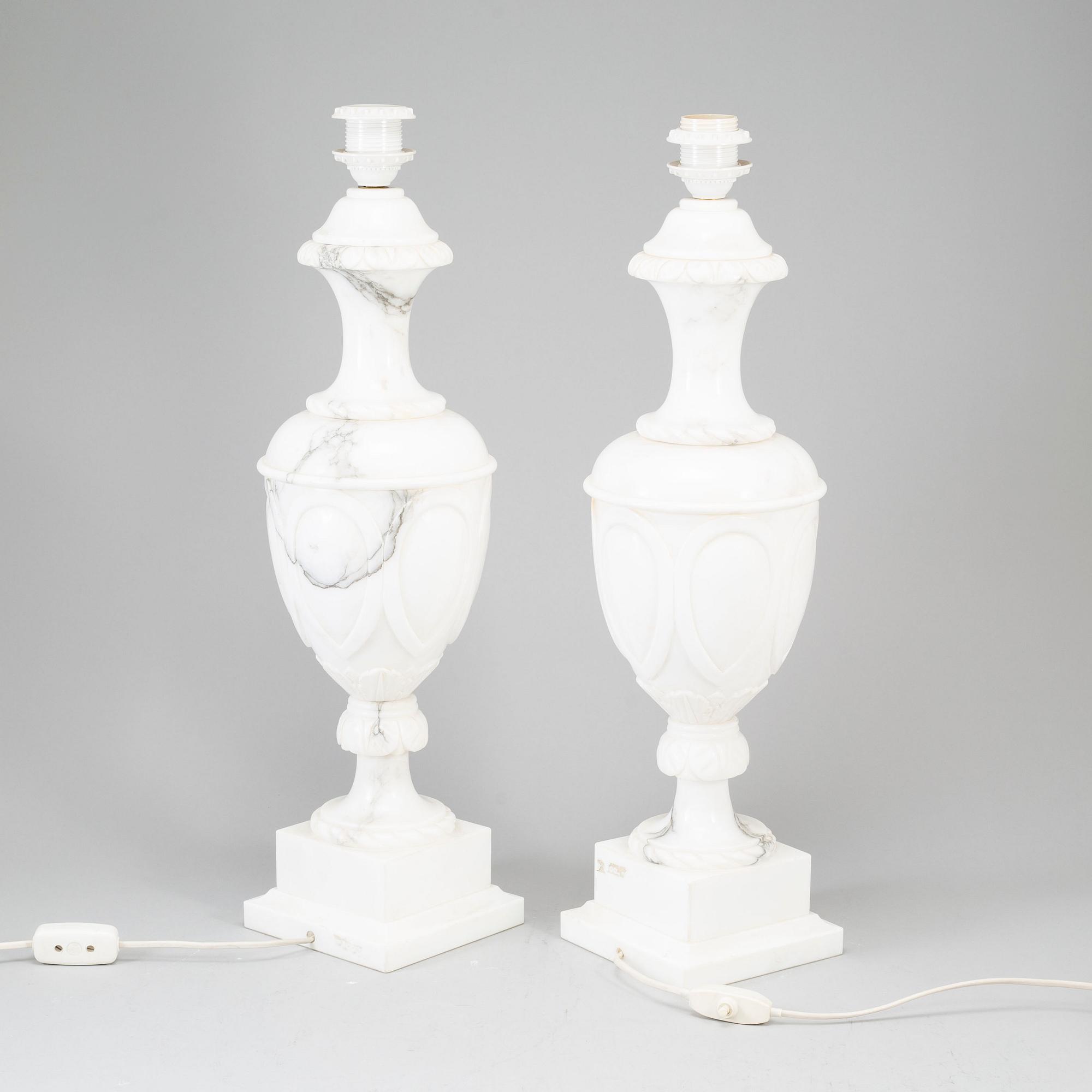 BORDSLAMPOR, ett par, alabaster, Italien, 1900-talets andra hälft.