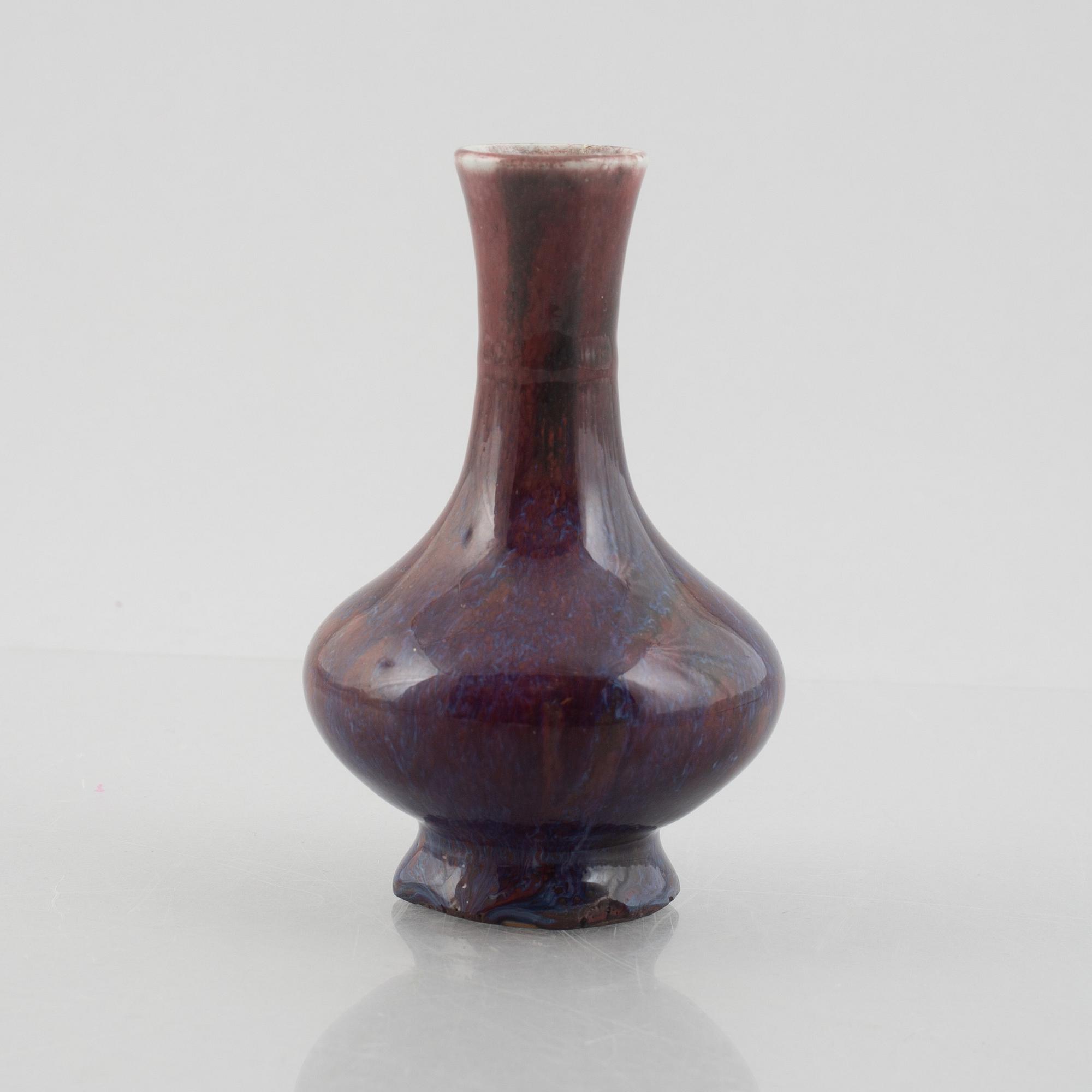 A small Chinese flambé vase, Qing dynasty, late 19th century.