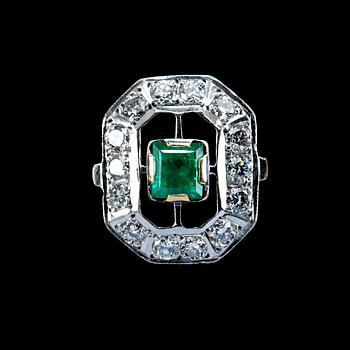 443. A RING, emerald c. 0.55 ct and diamonds c. 0.70 ct.