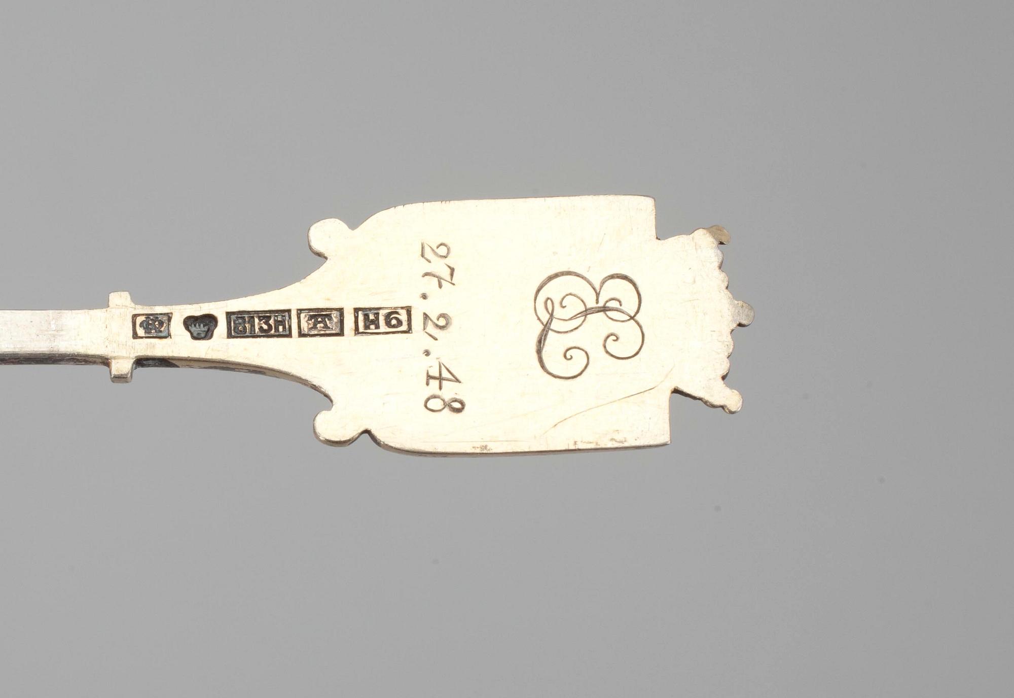 VAPENSKEDAR, 12 st, silver och emaljeringar. Auran Kultaseppä, Åbo ca 1900-talets mitt. Vikt 159 g.