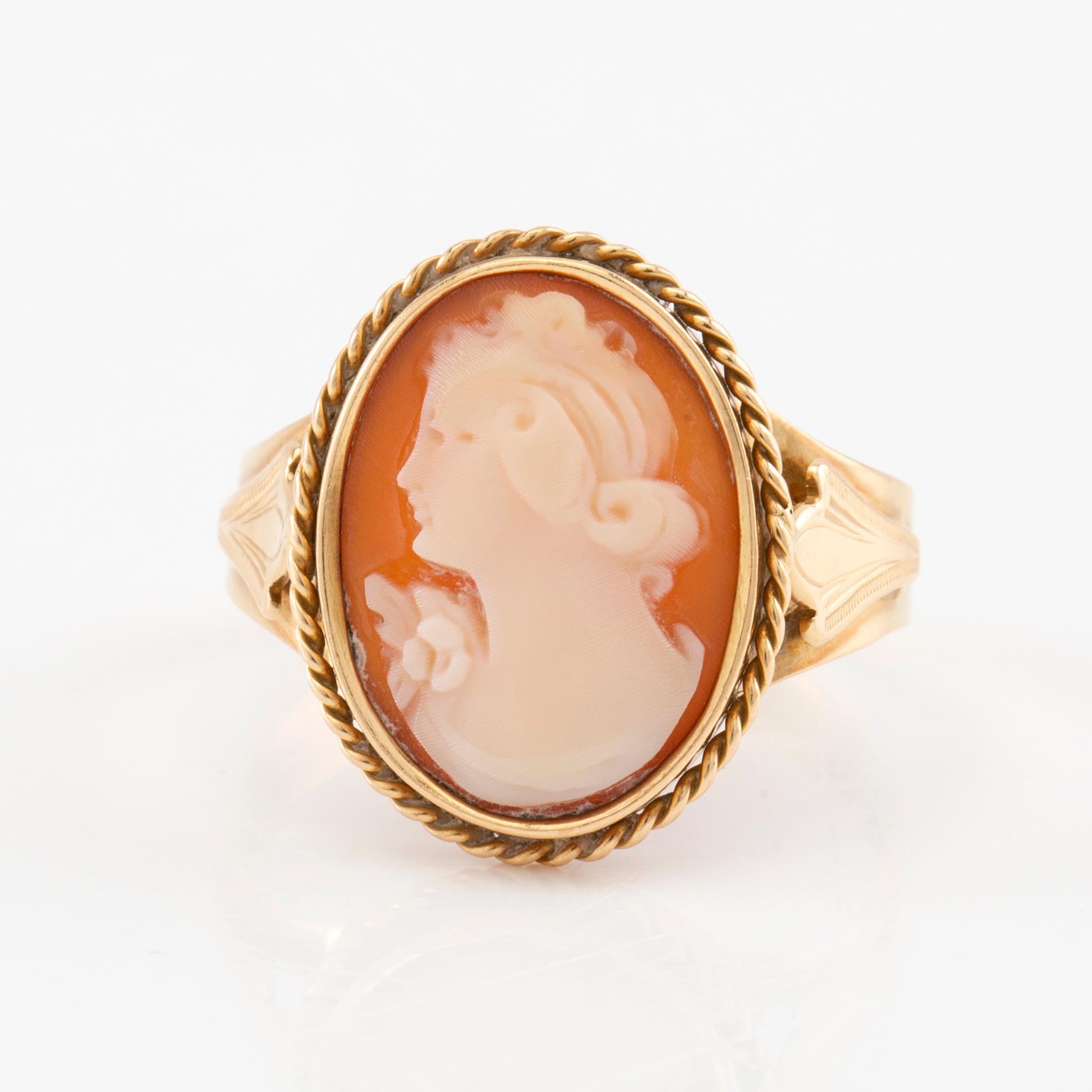 Ring 18K guld med skuren snäckskalskamé, Albin Sandberg Bjärnum 1947.