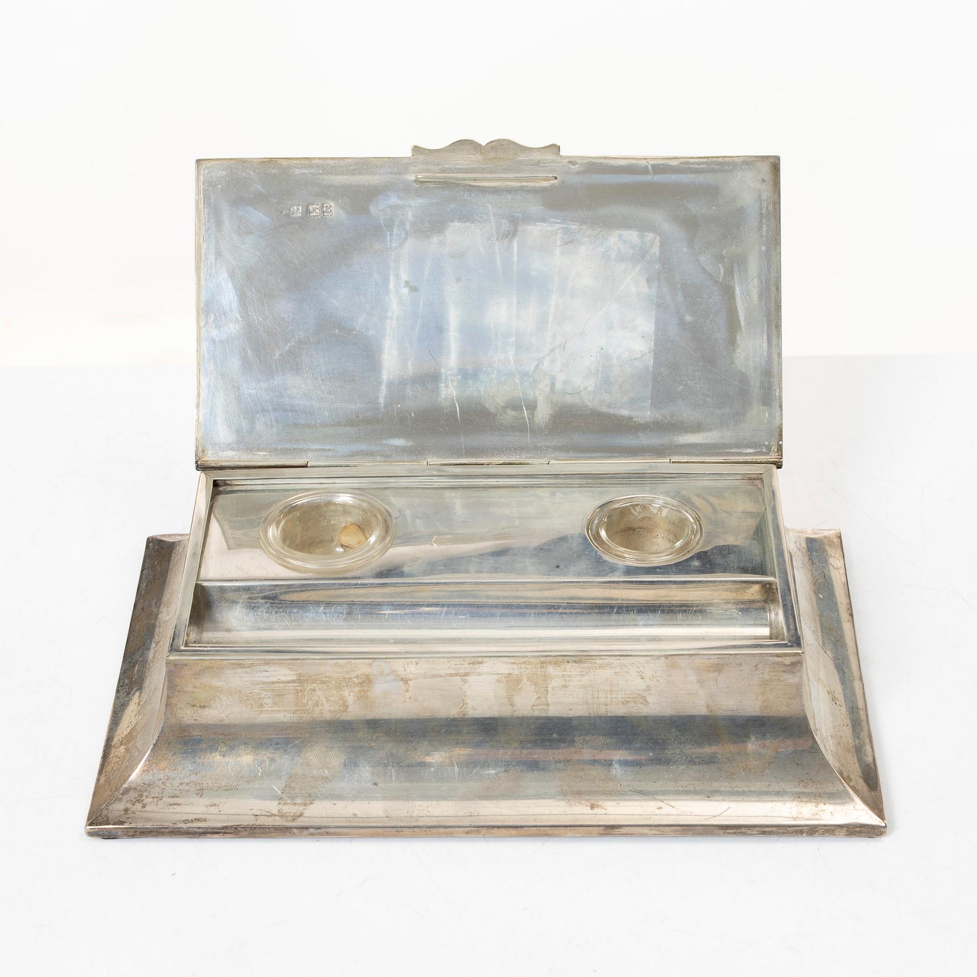 A silver inkwell, Sampson Mordan & Co, London, England, 1913.
