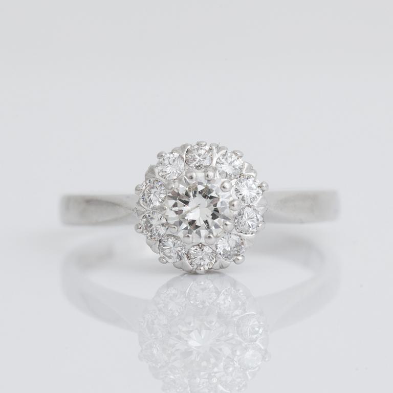 RING, 18K vitguld och briljantslipade diamanter, tot ca 0,98 ct, Åhlén & Samuelsson, Stockholm, 1966. Vikt ca 4,07 g.