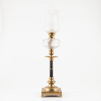 Bordsfotogenlampa, Skultuna, omkring 1900.