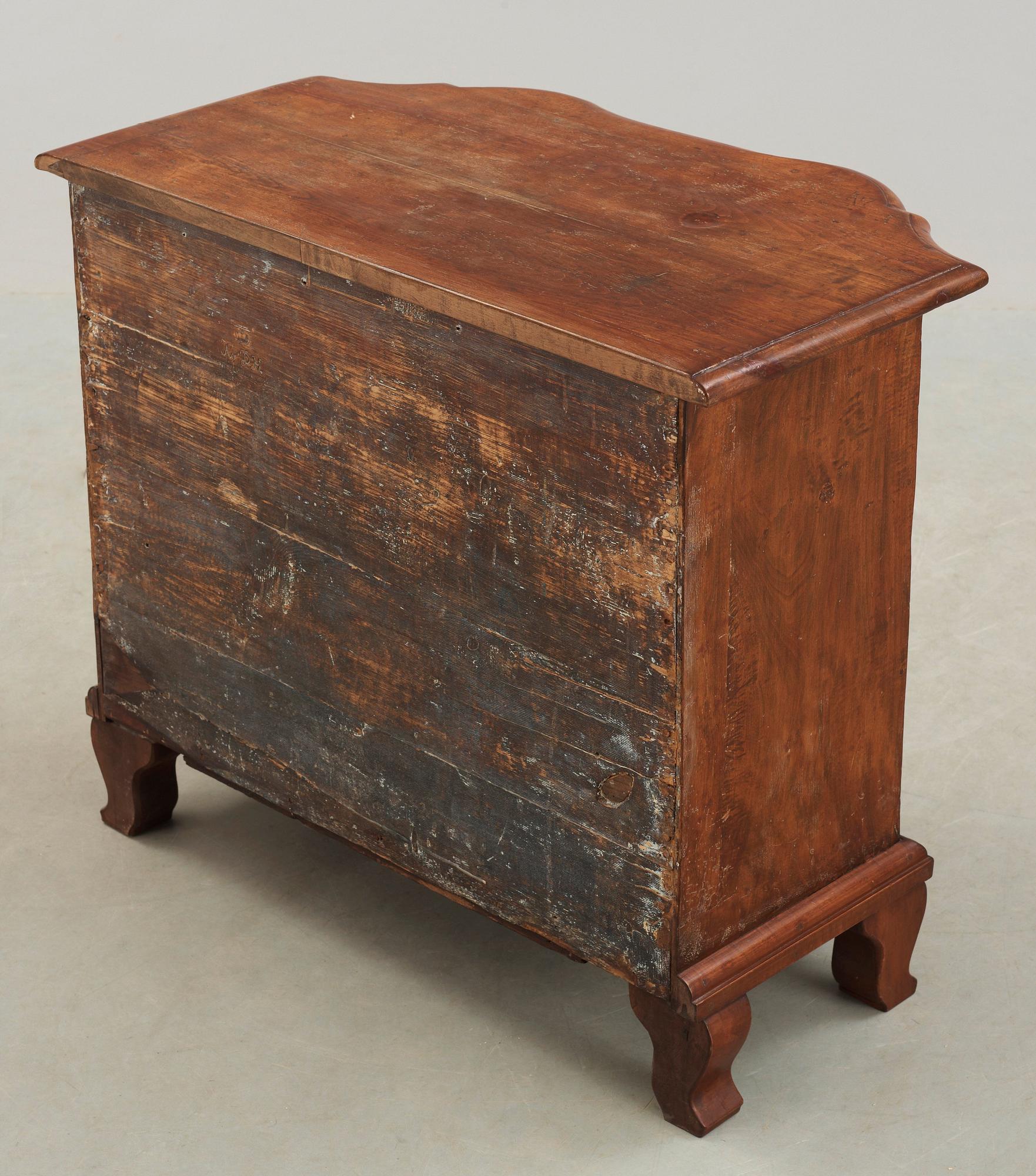 A Royal late Baroque mid 18th century commode with the monogram of Queen Lovisa Ulrika.