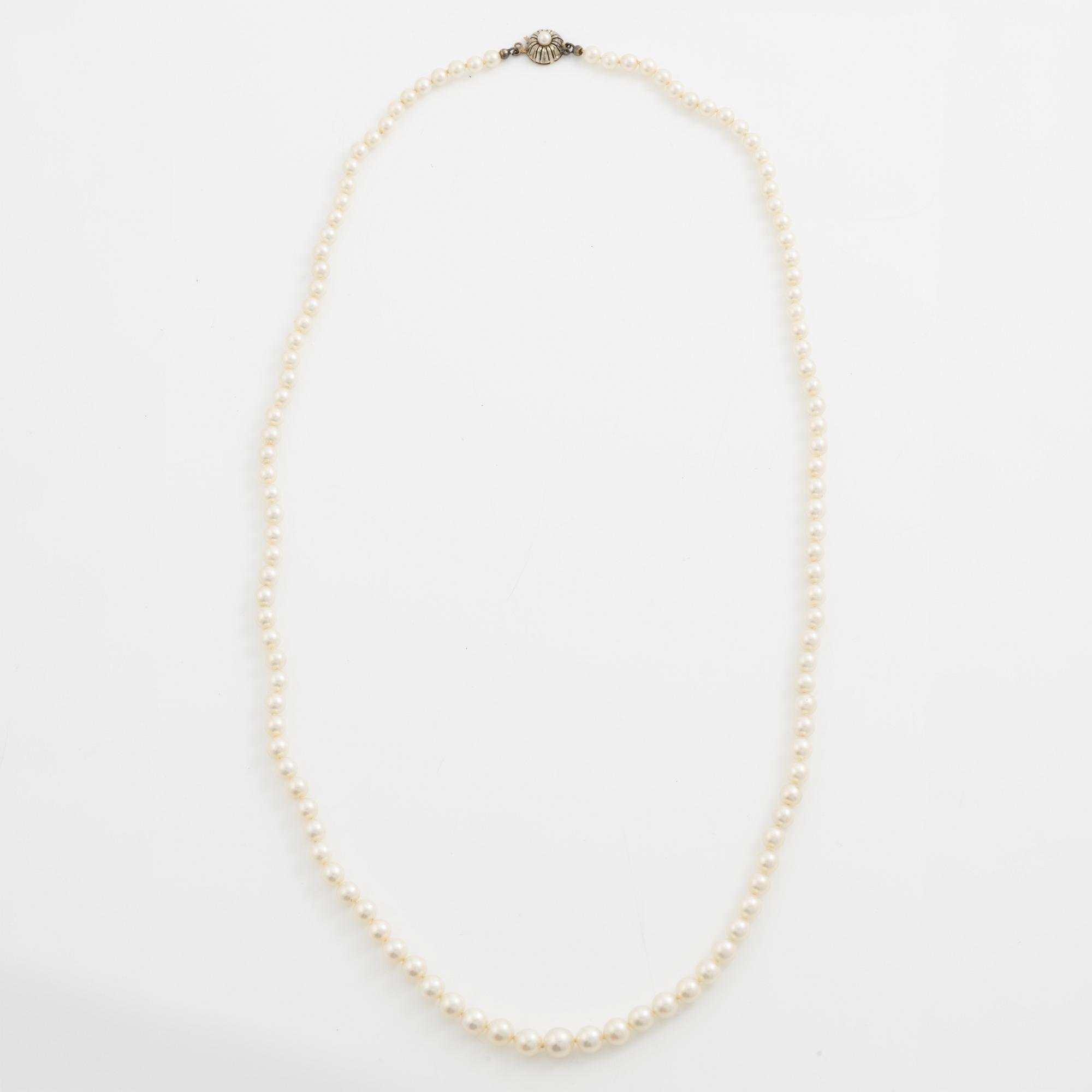 Necklace with graduated cultured pearls, clasp 18K gold.