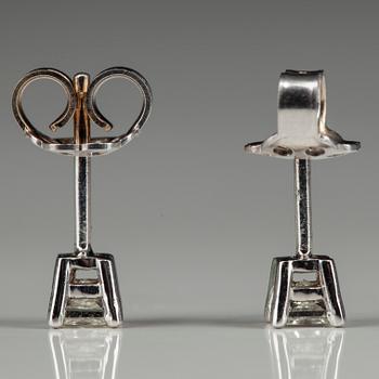 ÖRHÄNGEN, vitguld 18K, prinsesslipade diamanter, tot. 0,50 ct. J/VS. Vikt 1,5 g.