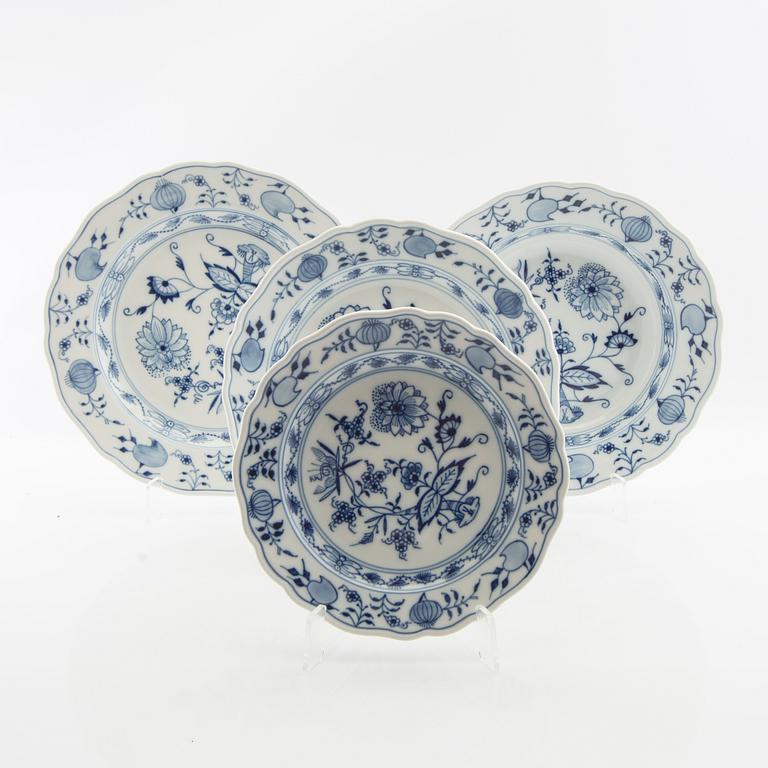 Service 89 pcs "Onion Pattern" Meissen, second half of the 20th century.