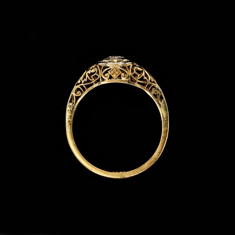 RING, 18k guld med gammalslipad diamant, ca 0.10 ct. Vikt 3 g.