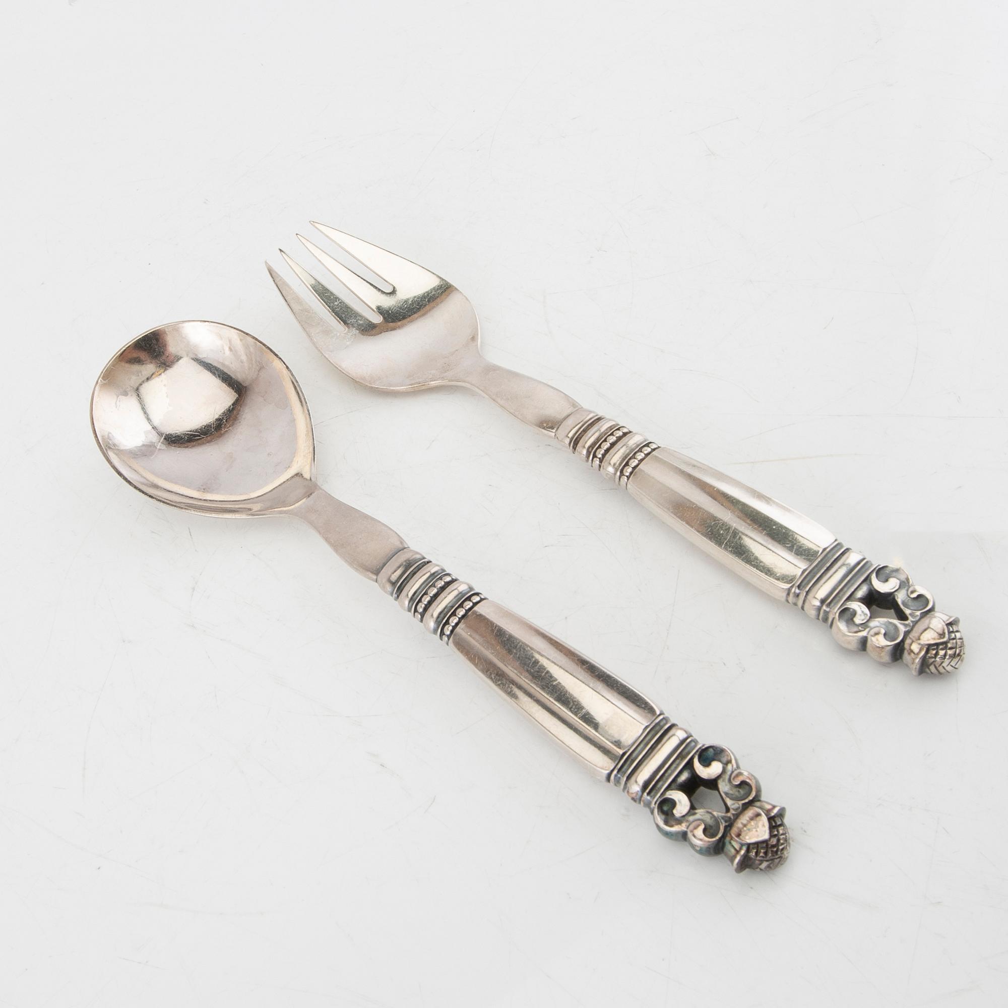 Johan Rodhe uppläggningsbestick 1 par "Konge/Acorn" silver för Georg Jensen Danmark 1900-talets andra hälft.