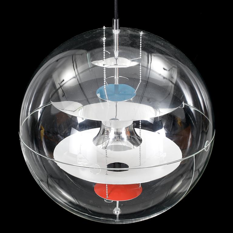 TAKLAMPA. "VP-Globe", Verner Panton för Louis Poulsen, Danmark, 2000-tal.