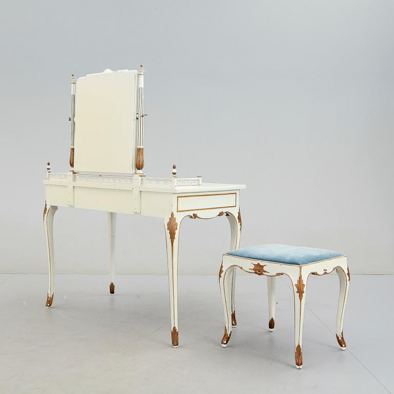 TOALETTBORD samt PALL, Louis XVI stil, omkring 1900.