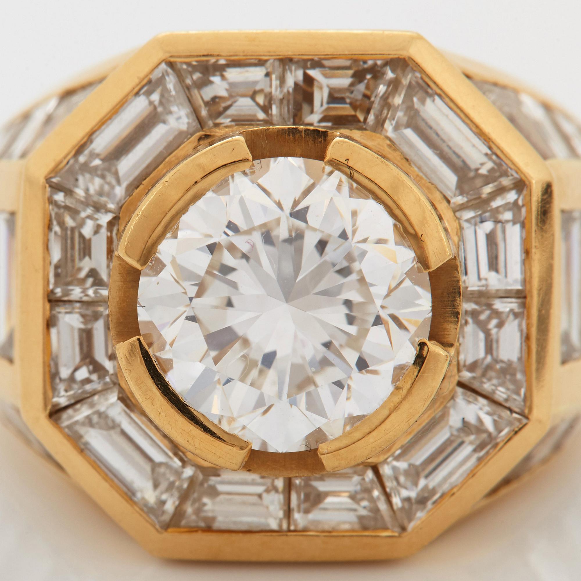 An 18K gold ring set with a round brilliant-cut diamond 3.01 cts.