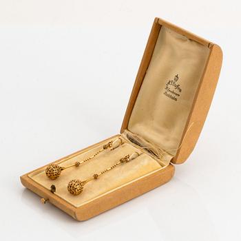 Ett par örhängen, guld.