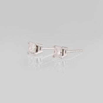 ÖRHÄNGEN, 18K vitguld med prinsesslipade diamanter ca 0.50 ct. Vikt 0,6 gram.