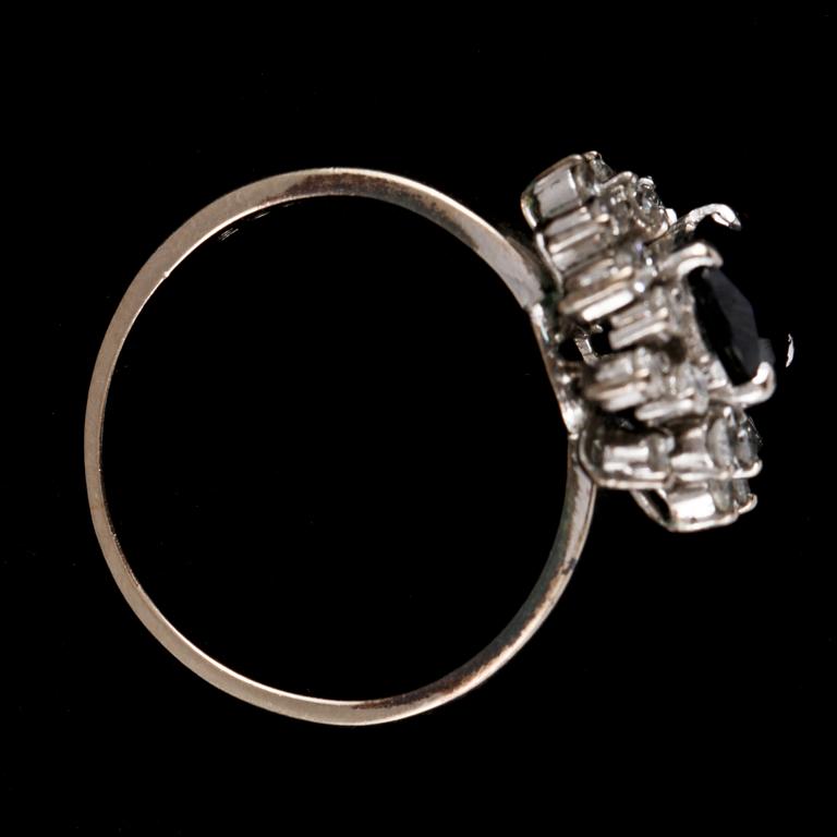 RING, 14k vitguld med fasettslipad blå safir samt 16 briljantslipade och 4 baguettslipade diamanter, 2000-tal. Vikt 4 g.