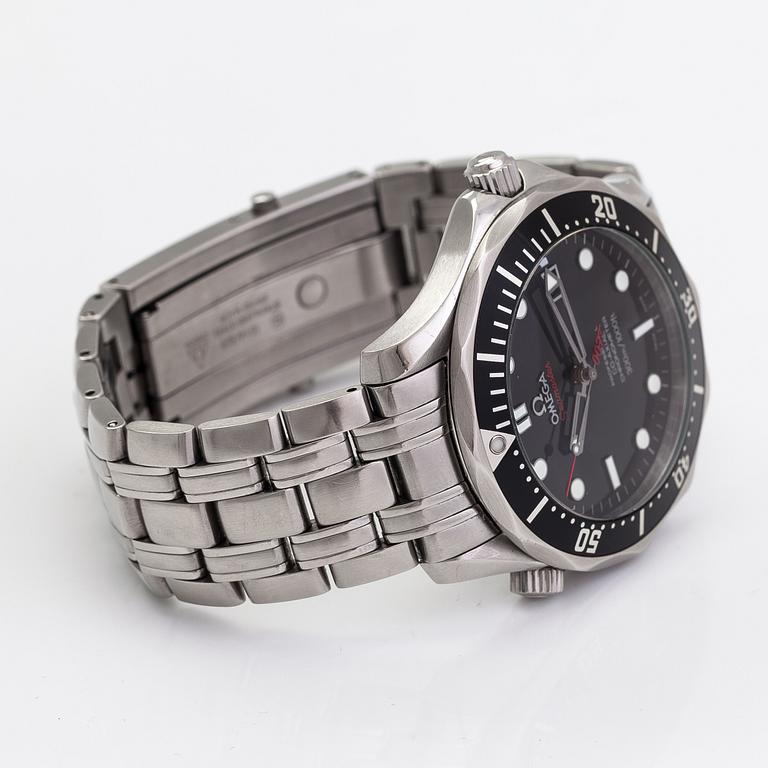 Omega, Seamaster, Diver, "James Bond", co-axial, 300m, rannekello, 41 mm.