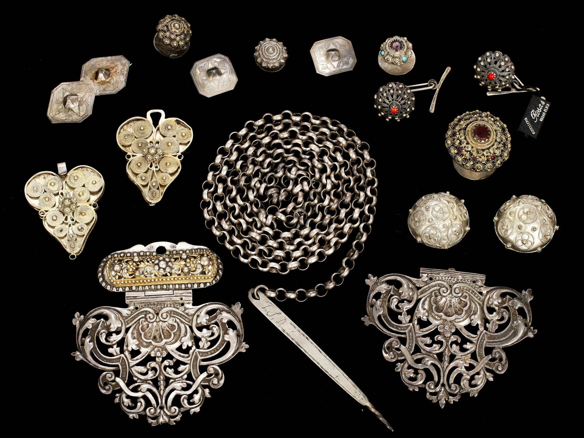 DRÄKTSMYCKEN, 14 delar. Mestadels silver. Diverse mästare. 1800-tal. Vikt tot 180 g.