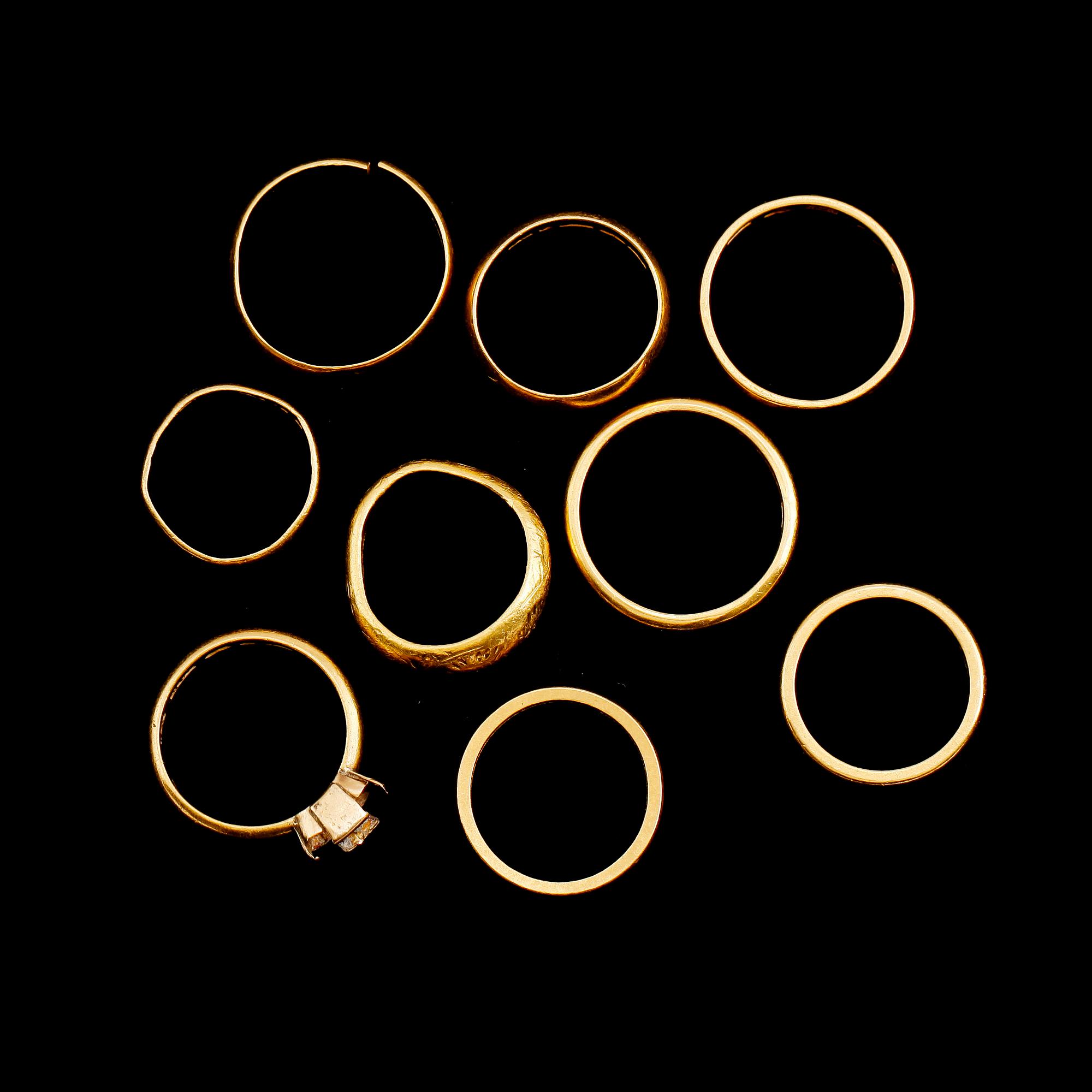 RINGAR, 9 st, 23 k guld. Vikt ca 58 gram.