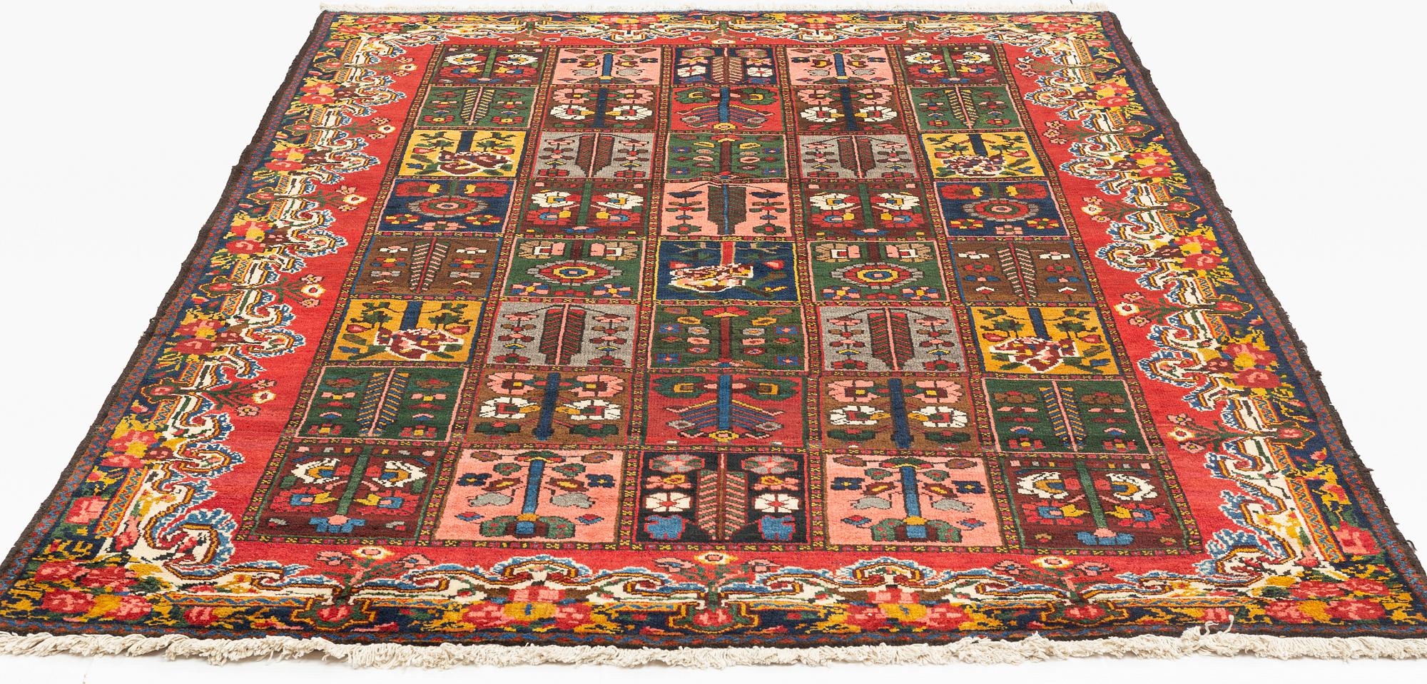 A semi-antique Chahar Mahal/Bakhtiari carpet, approximately 297 x 213 cm.