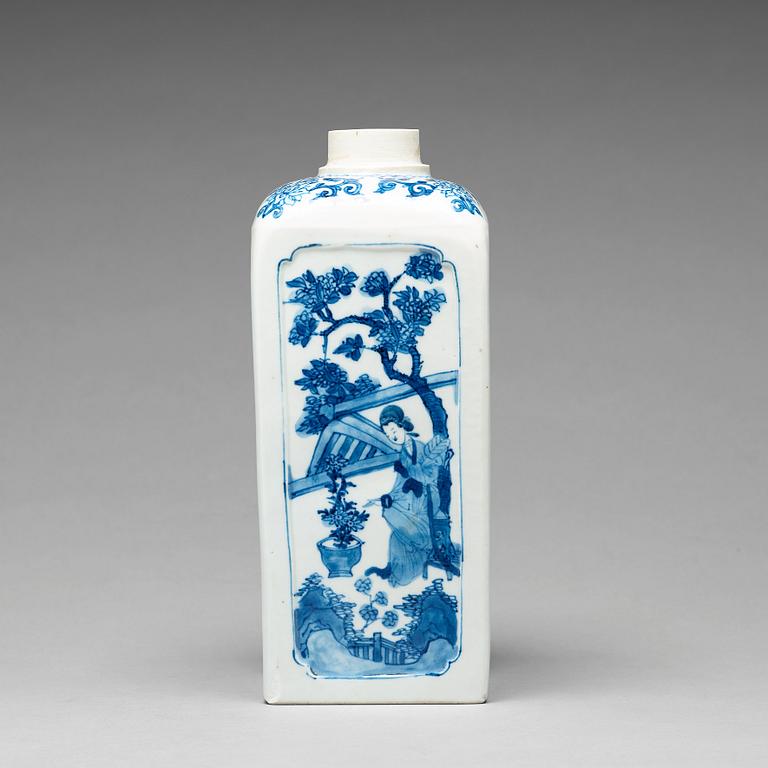 A blue and white 'gin bottle' flask, Qing dynasty, Kangxi (1662-1722).