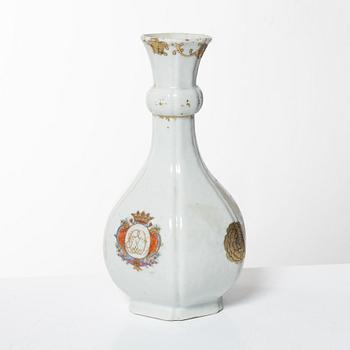 Flaska, vapenporslin. Qingdynastin, 1700-tal.