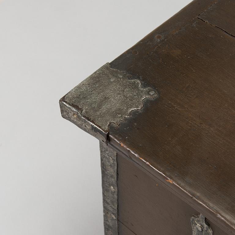 Kista, märkt med monogram, 1764.