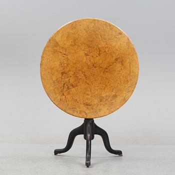 An alder veneered tilt-top table by Jacob Sjölin (Master 1767-1785, Köping and Kungsör).