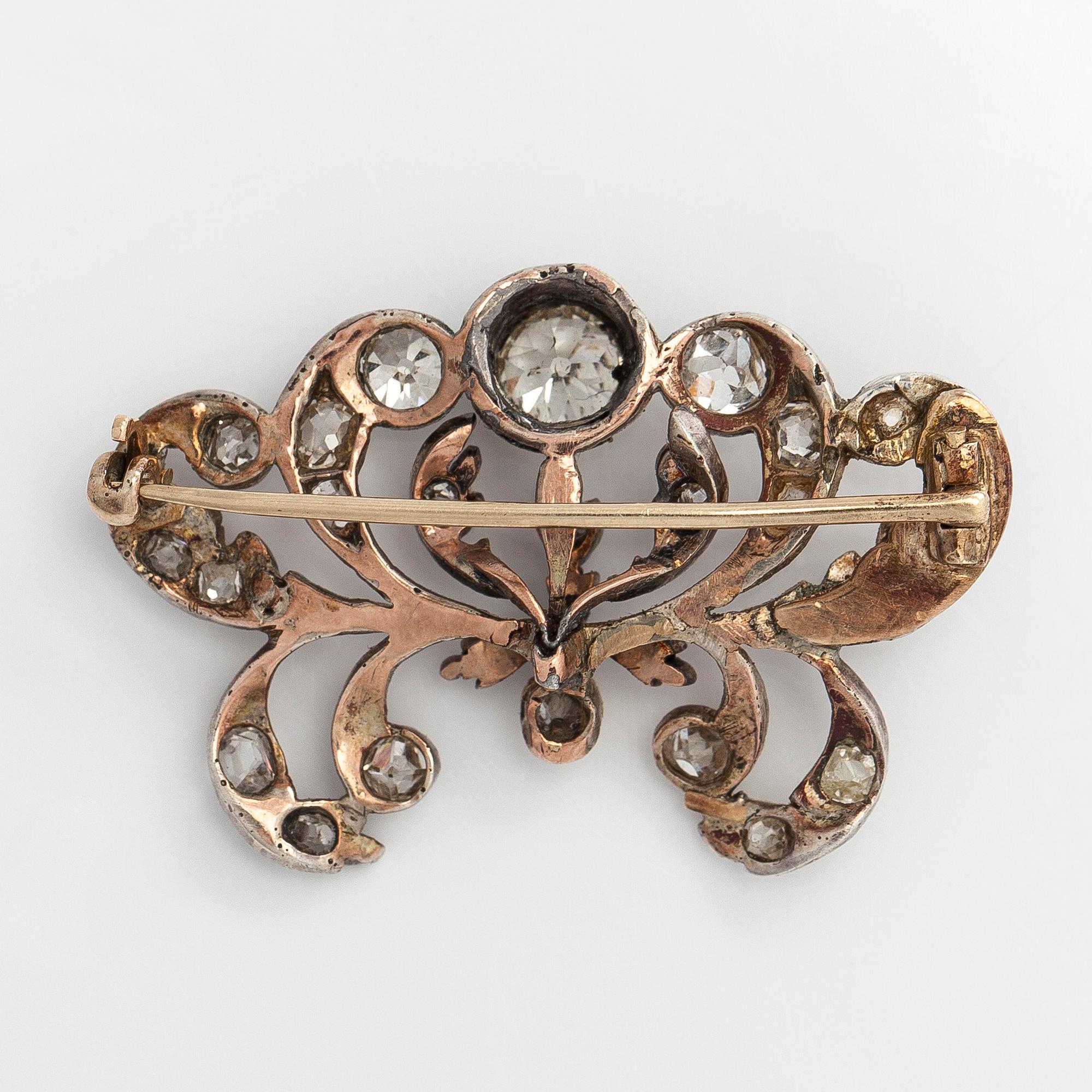 Brooch, part of a tiara, approx. 9-10K gold/silver with old- and rosecut diamonds, 19th century.
