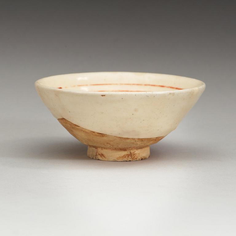 A rare red and green decorated bowl, Jin dynasty (1115-1234).