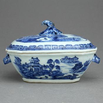 SMÖRTERRIN, porslin Kina, Qingsynastin Qianlong (1736-1795).