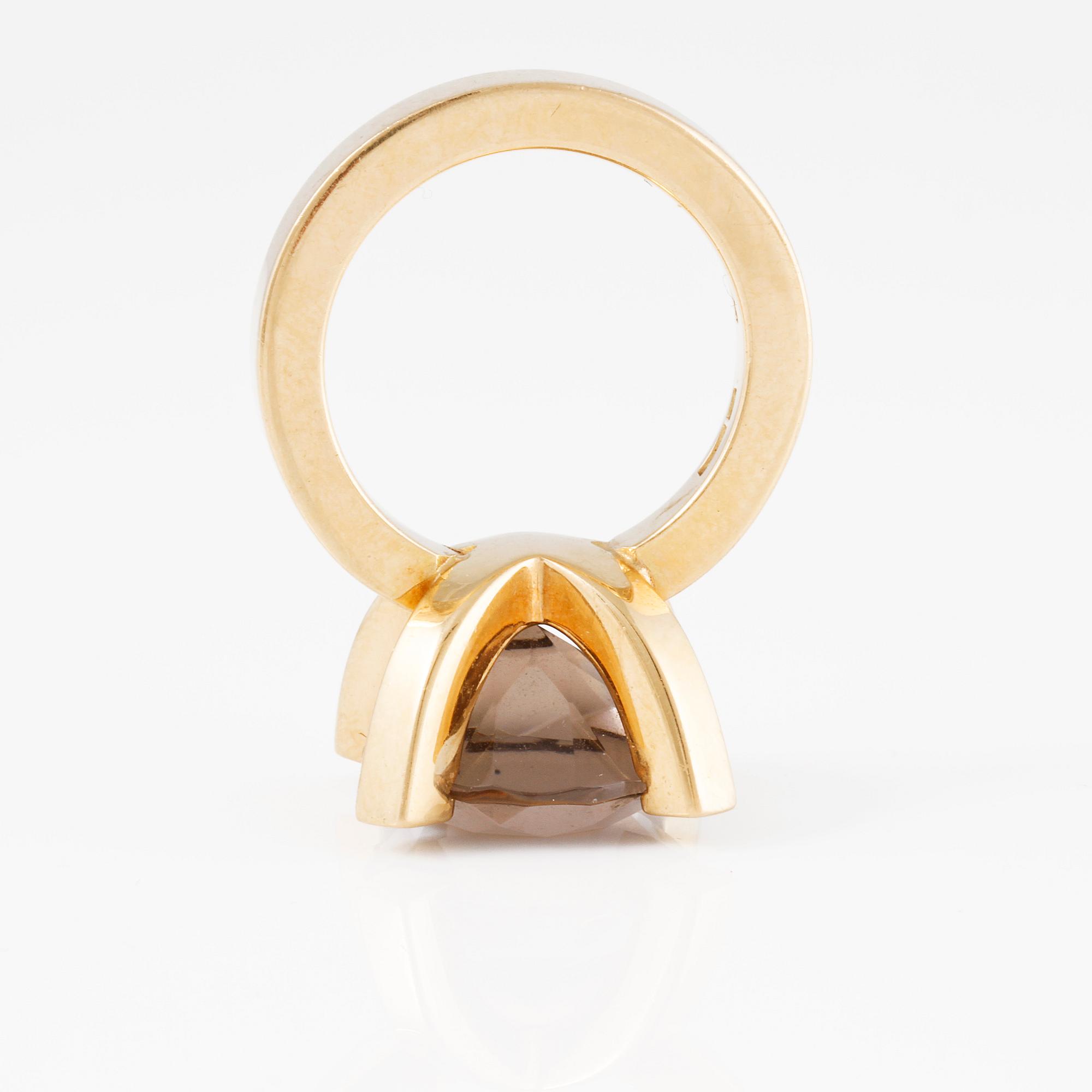 RING, 18K guld med fasettslipad rökkvarts, "Vanity",Bengt Hallberg, Köping, 2005. Vikt 18,1 gram.