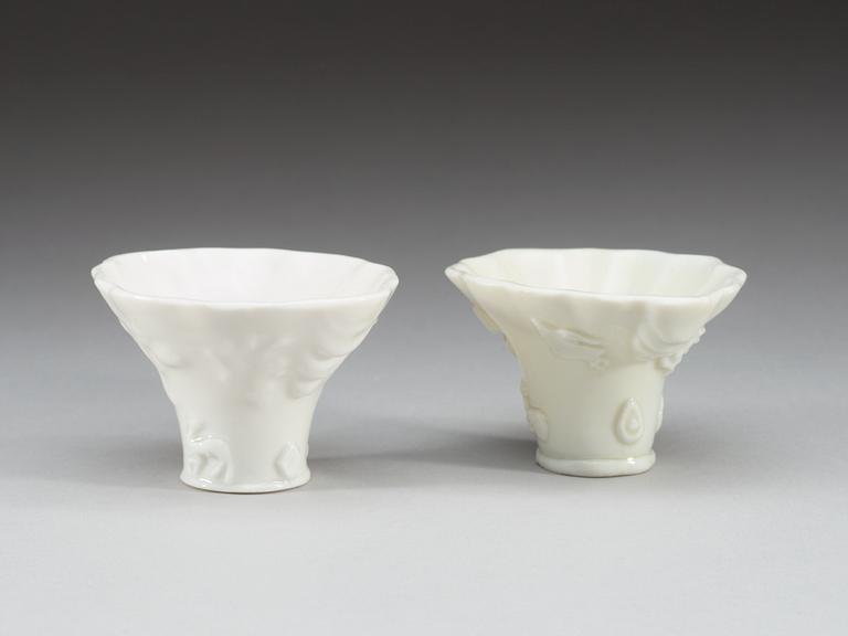 VINOFFERBÄGARE, två stycken, blanc de chine. Qing dynastin, Kangxi (1662-1722).