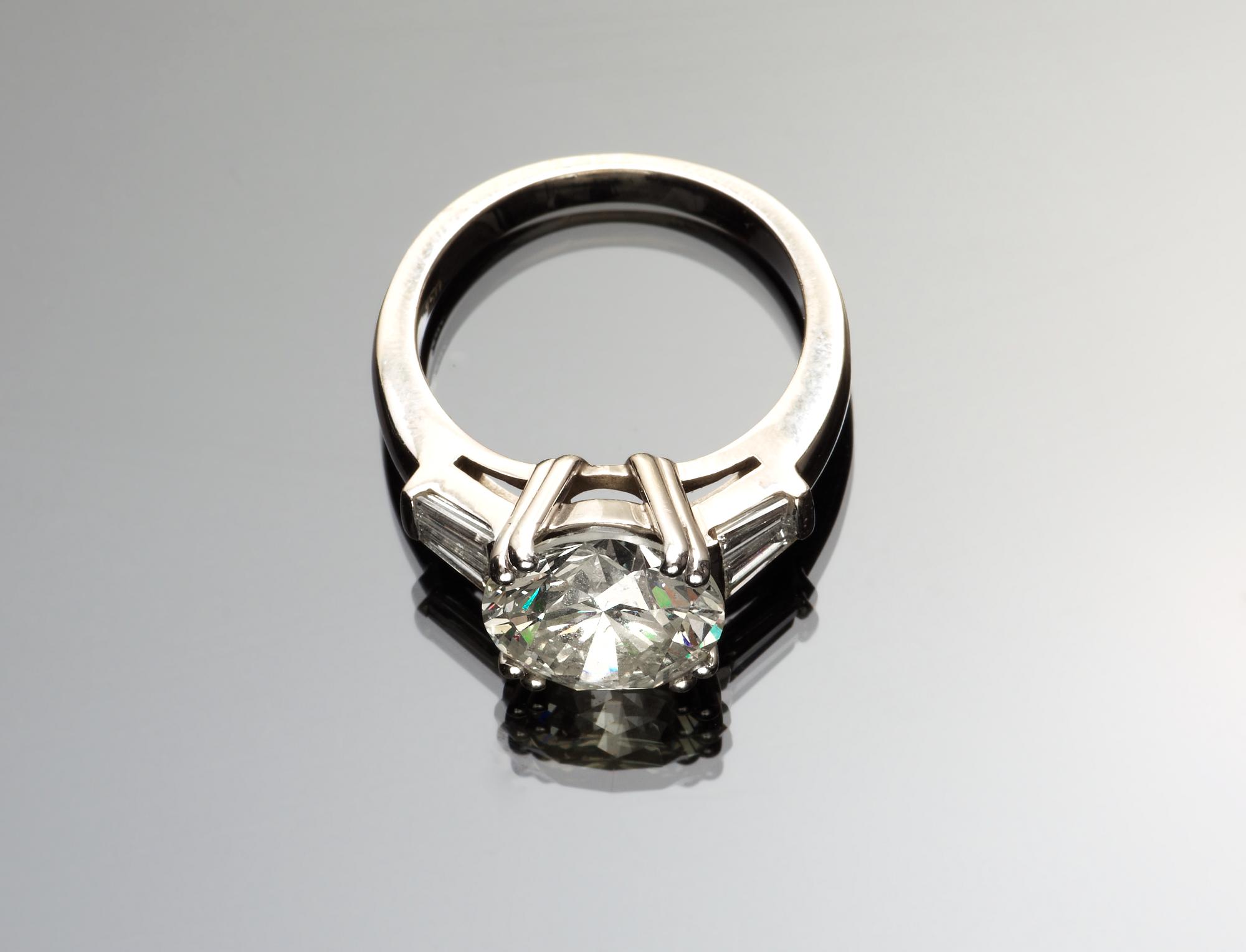 A brilliant cut diamond ring, 4.59 cts.