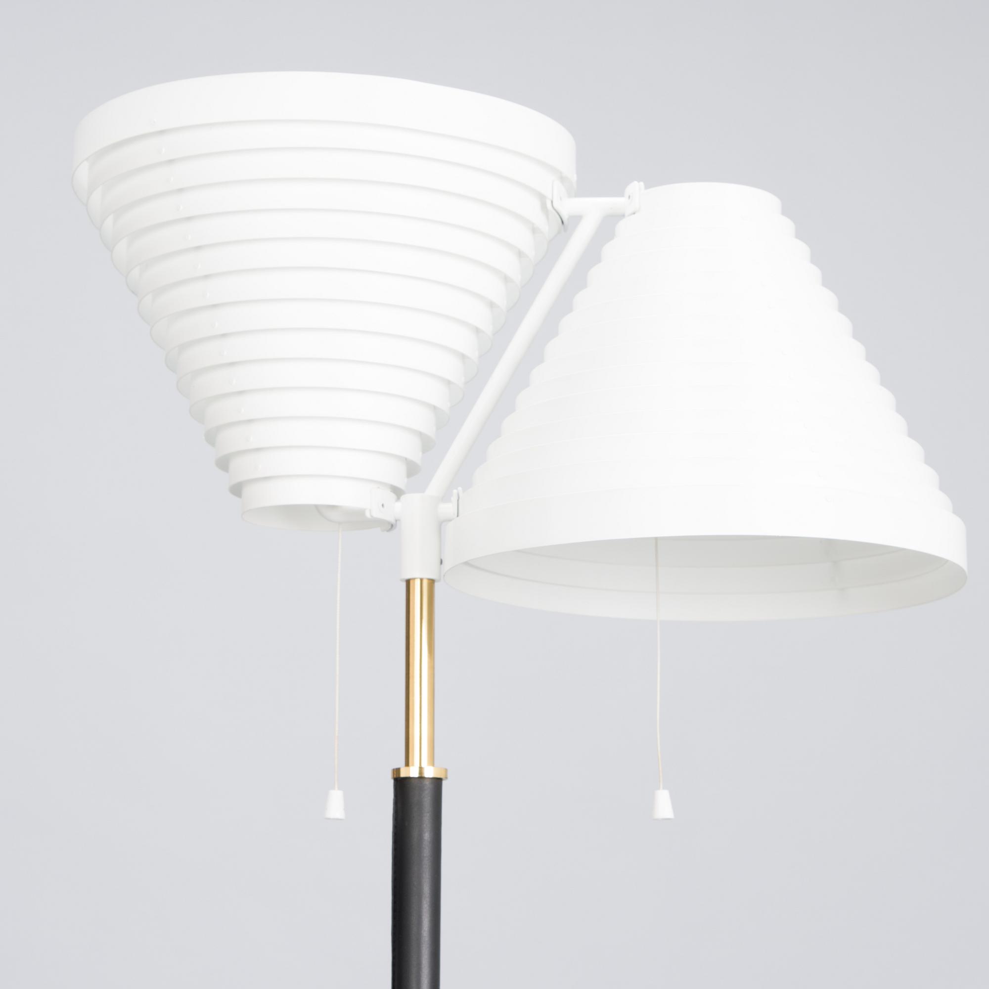 ALVAR AALTO,  golvlampa, modell A810, Valaisinpaja, 1990-tal.
