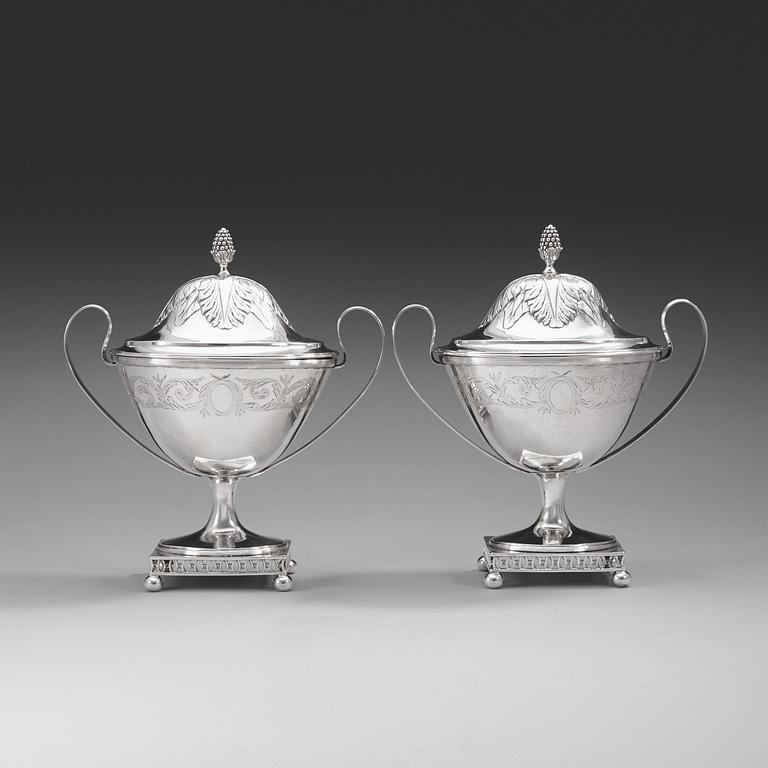 SOCKERSKÅLAR, ett par, av Stephan Westerstråhle, Stockholm 1803. Sengustavianska.