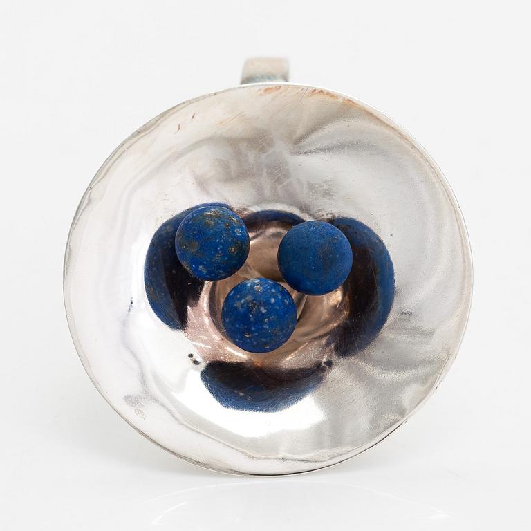 Pekka Piekäinen, sormus, sterlinghopeaa ja lapis lazuli, Auran Kultaseppä, Turku 1973.