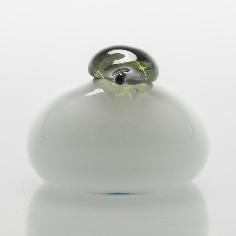 Oiva Toikka, an "Eider" glass bird, signed O. Toikka Nuutajärvi.
