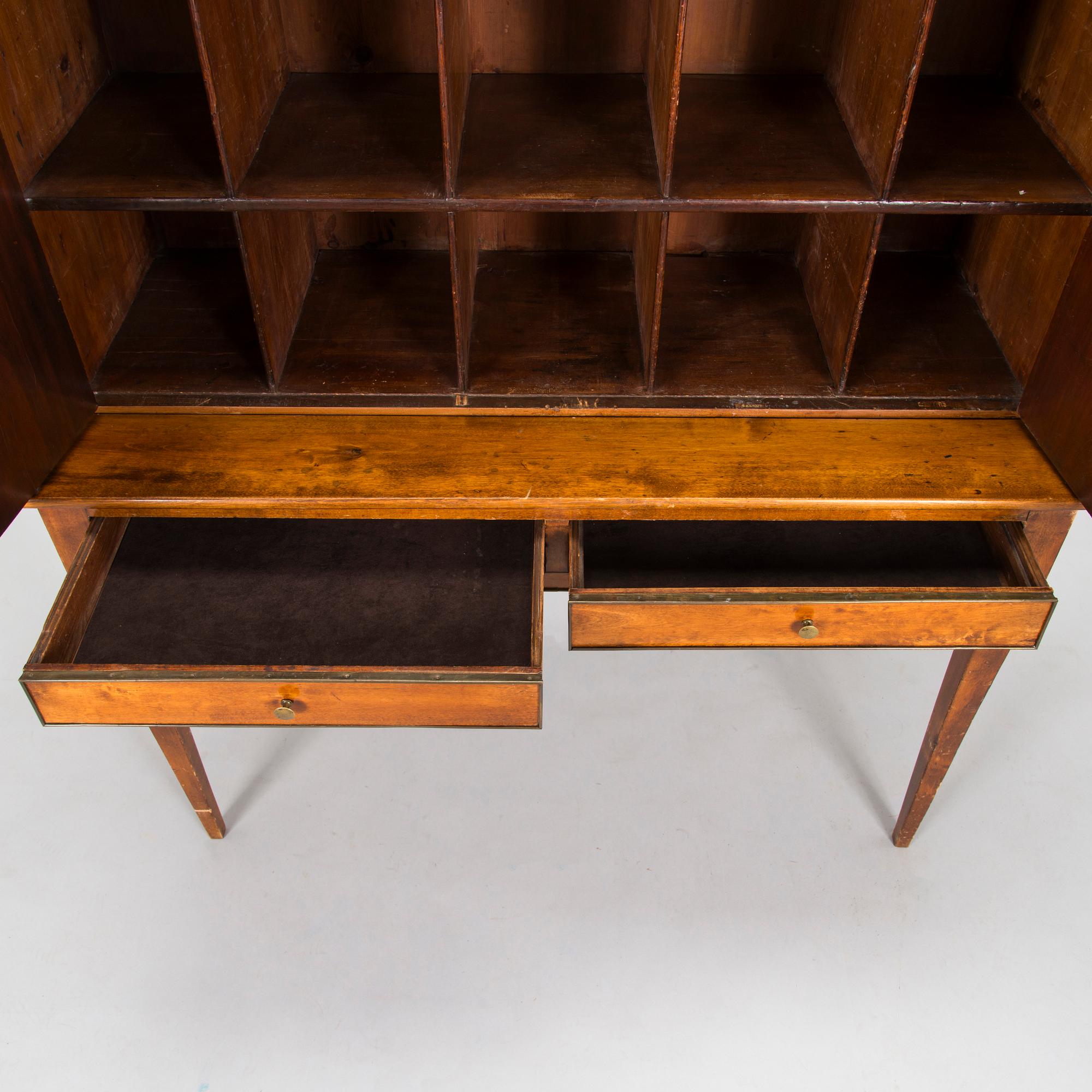 Skåp sengustavianskt, 1800-talets början och slut.