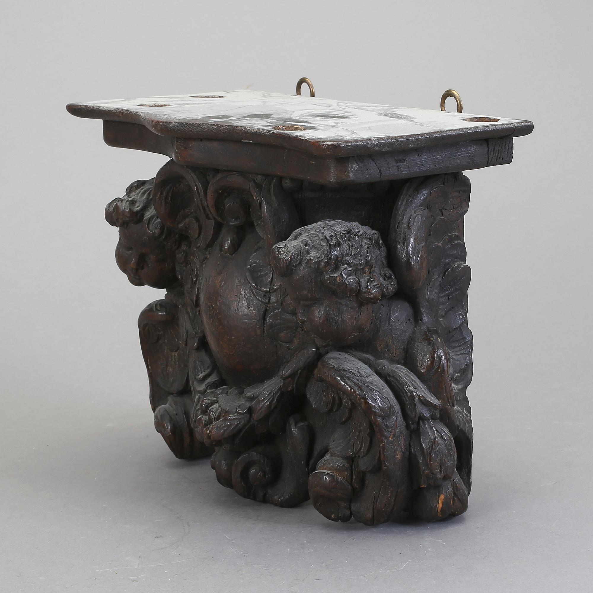 KONSOLHYLLA/DEKORDEL, trä, möjligen delvis barock och 1600/1700-tal.