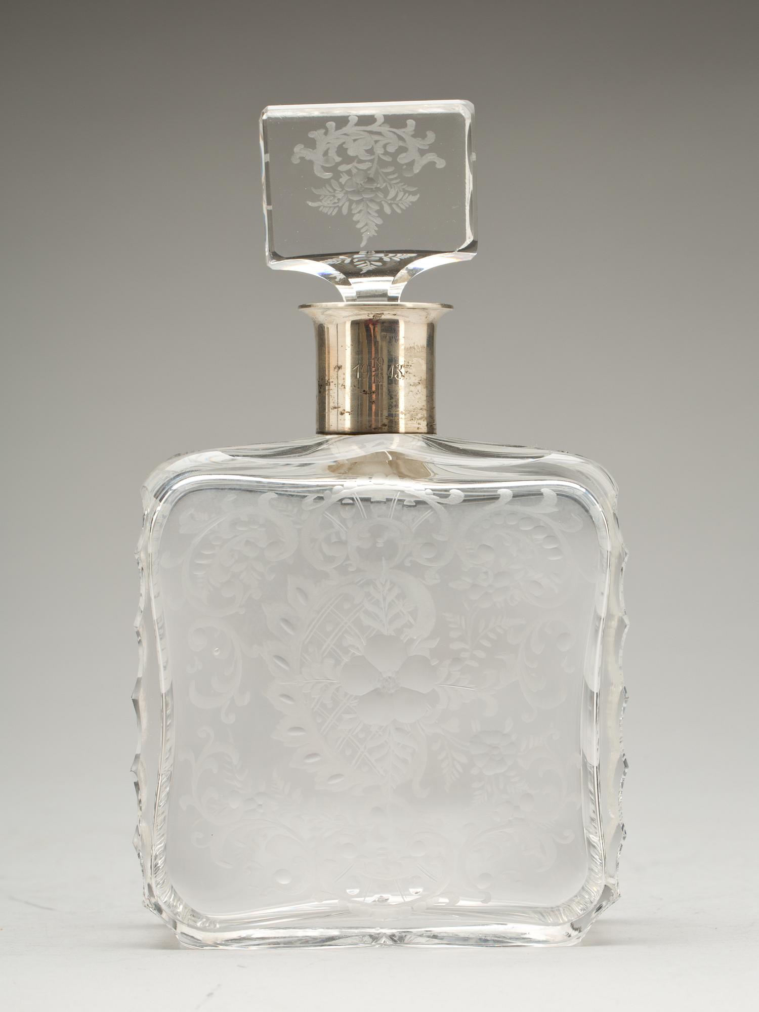 KARAFFER, ett par. Slipat glas med silvermontering. 1900-talets mitt.