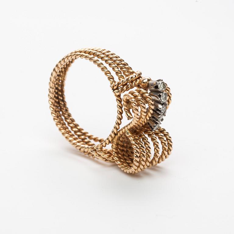 RING, 18K guld med 5 åttkantslipade slipade diamanter.