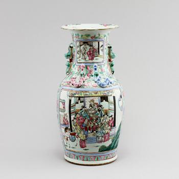 VAS, porslin, Kina, omkring år 1900.