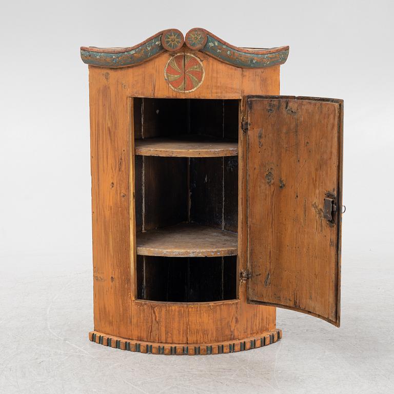 Hörnskåp, allmoge, 1800-tal.
