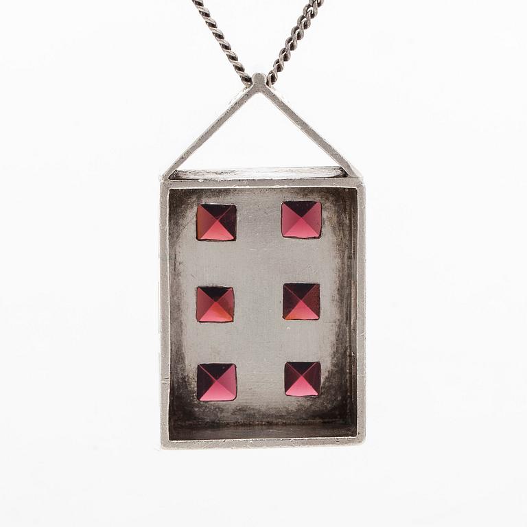 Björn Styrman, hänge, silver och granater. Helsingfors 1964.