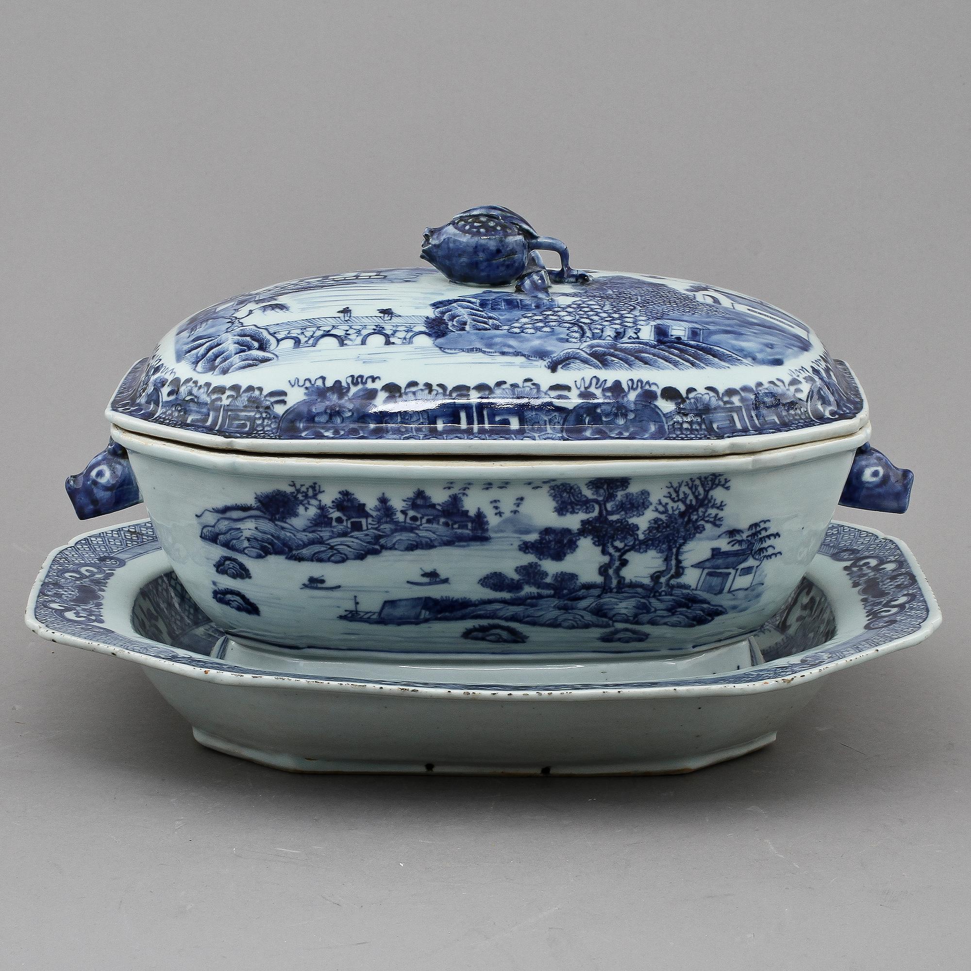 TERRIN MED LOCK OCH FAT, porslin, Kina, 1700-tal.