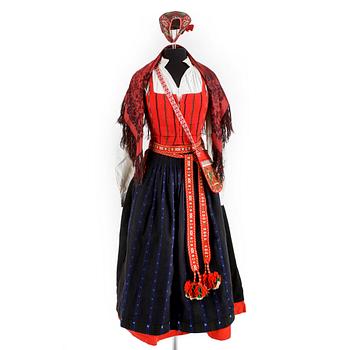 KVINNLIG FOLKDRÄKT FRÅN DELSBO, 10 delar, delvis från 1800-talet.