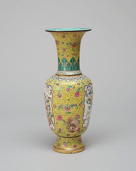 VAS, emalj på koppar. Qing dynastin (1644-1912).