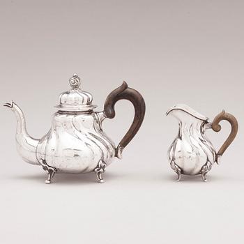 A silver teapot and milk jug with wooden handles, B. Schäfer, Dresden. Mahd. yhd 1222883.